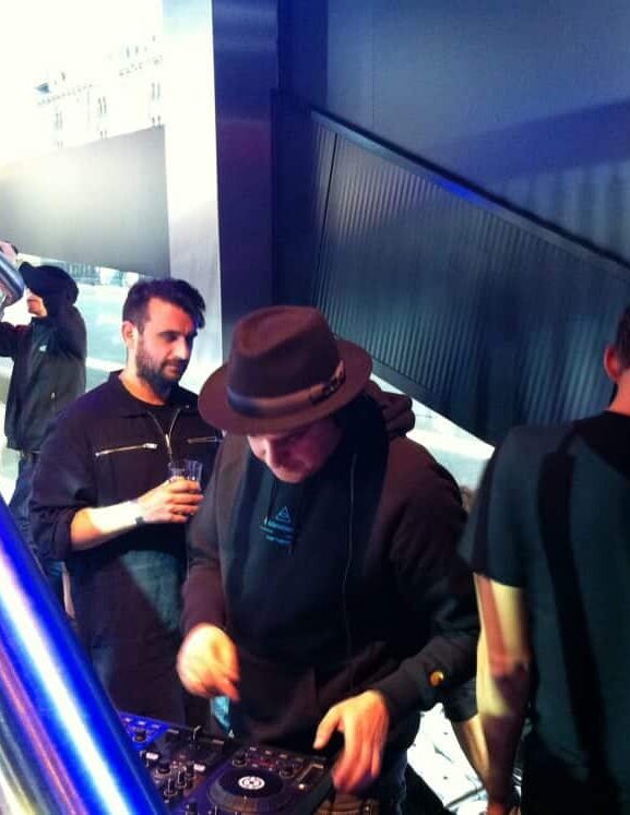 modeselektor aan het werk