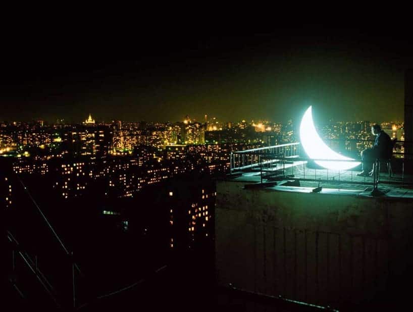 maan kijkt uit over de stad