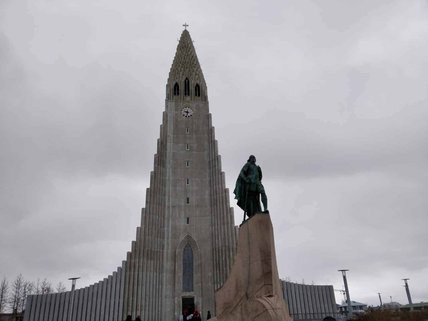 De Hallgrímskirkja met daarvoor het standbeeld van Leif Eriksson.