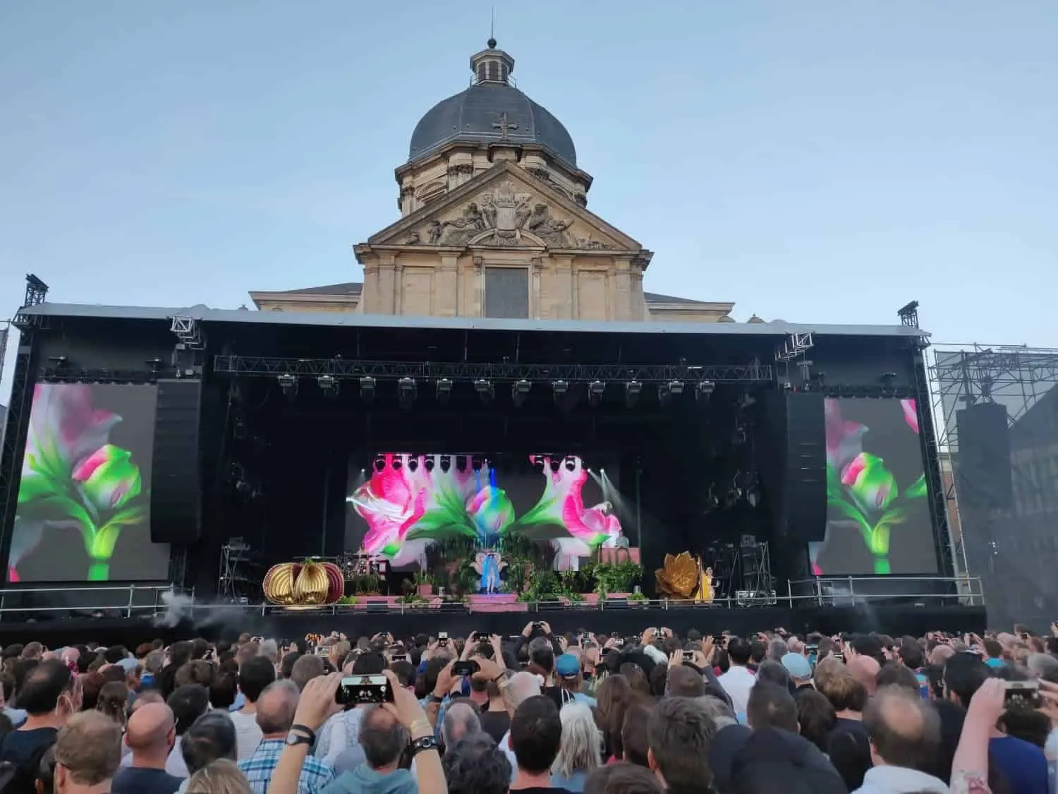 Bjórk treedt op op het Sint-Pietersplein in Gent