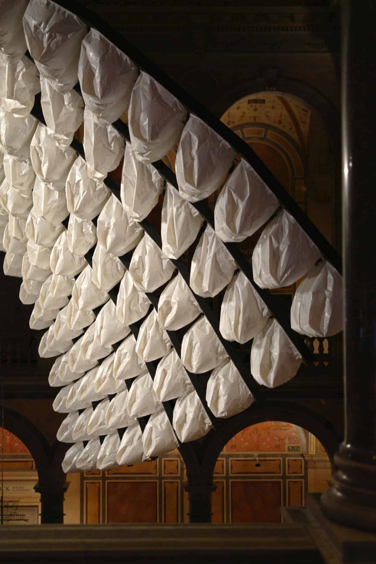 Tweehonderdzeventig plastic zakken dansen in installatie 40 Nils Völker