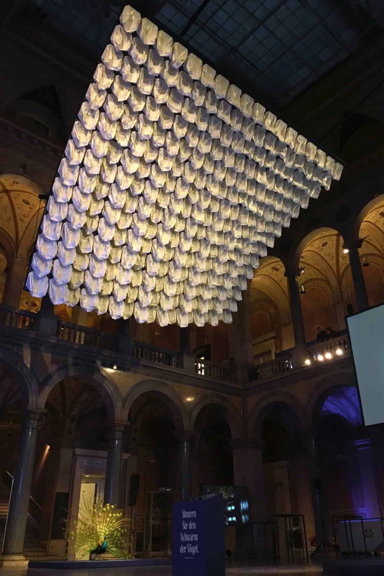 Tweehonderdzeventig plastic zakken dansen in installatie 41 Nils Völker