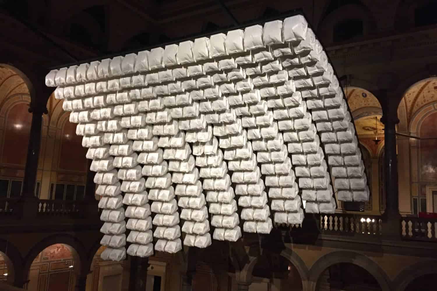 Tweehonderdzeventig plastic zakken dansen in installatie 44 Nils Völker