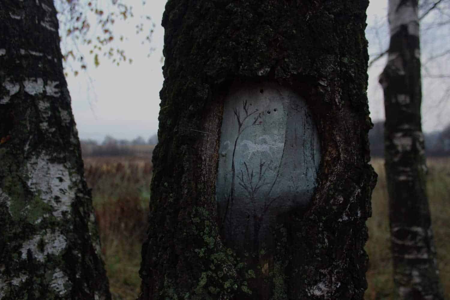 schilderij op een boom