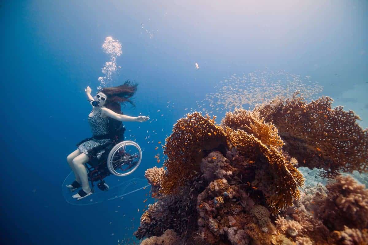Kunstenaar Sue Austin gaat onder water in speciale rolstoel