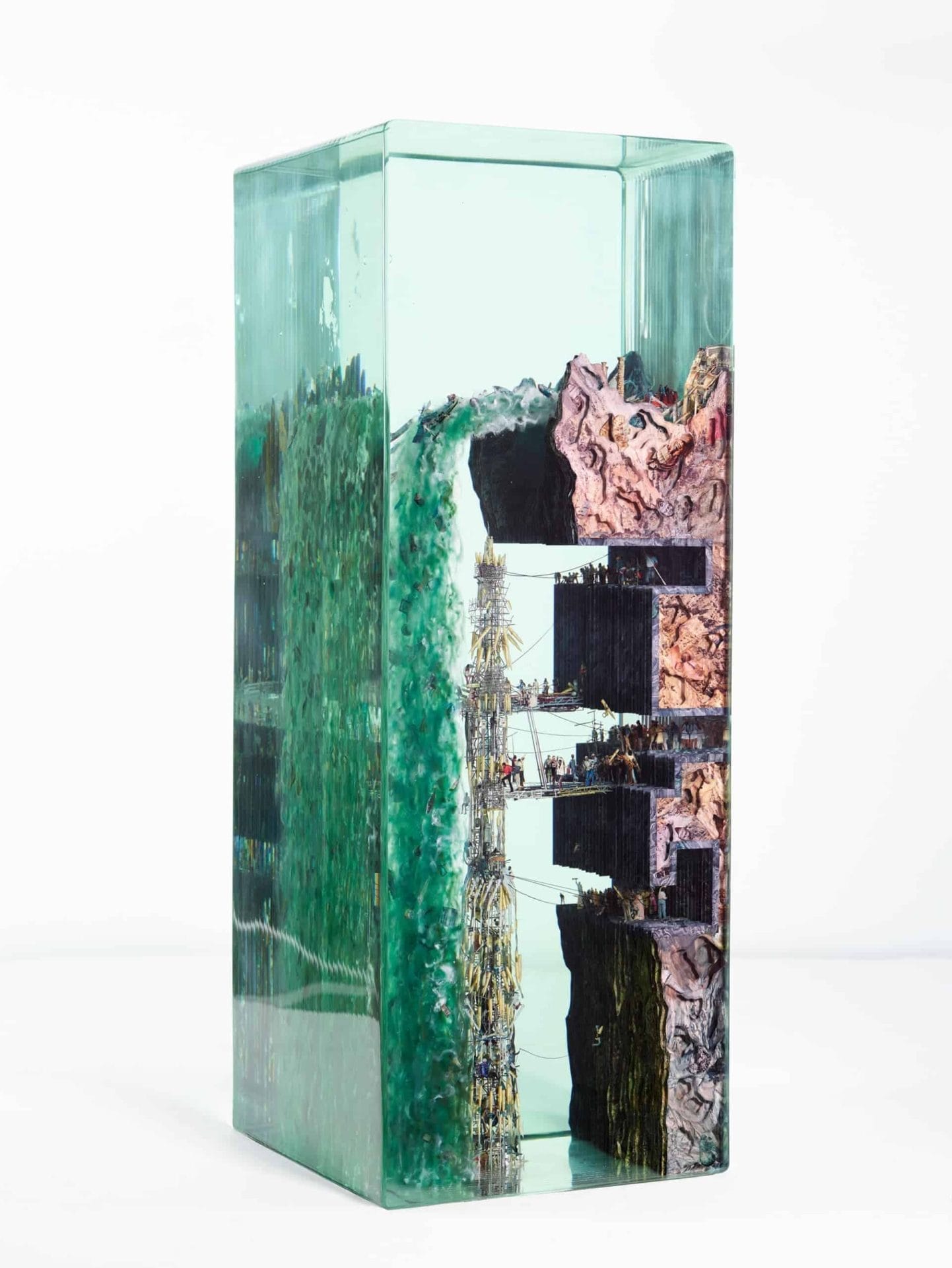 Glazen kunstwerk van Dustin Yellin