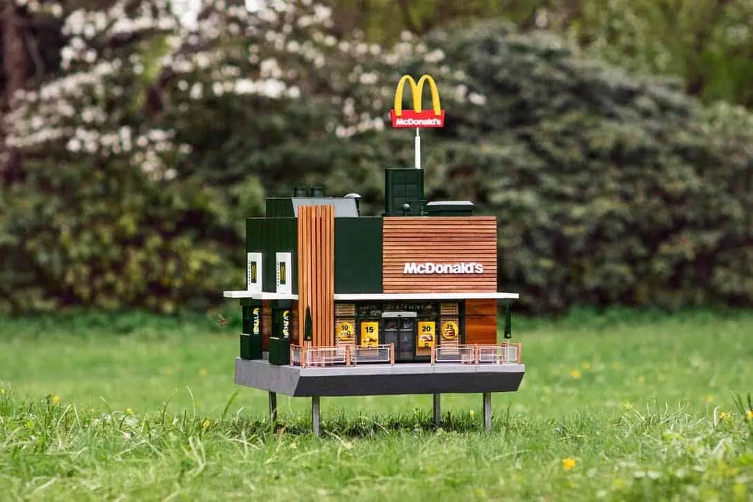 De kleinste McDonald's ter wereld is speciaal voor bijen