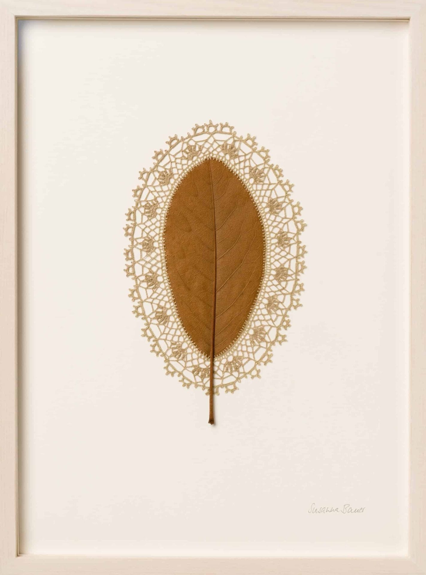 Bladeren met borduurwerk