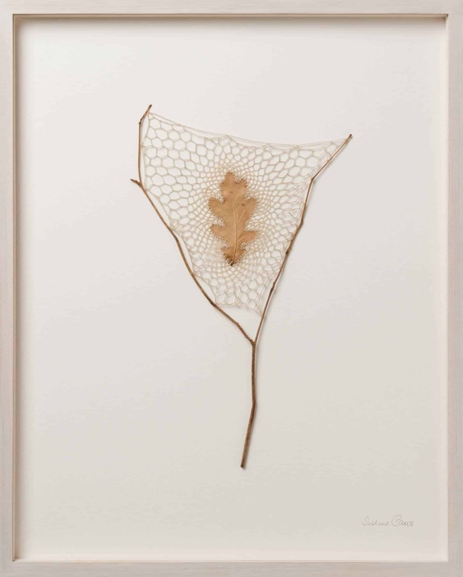 Bladeren met borduurwerk