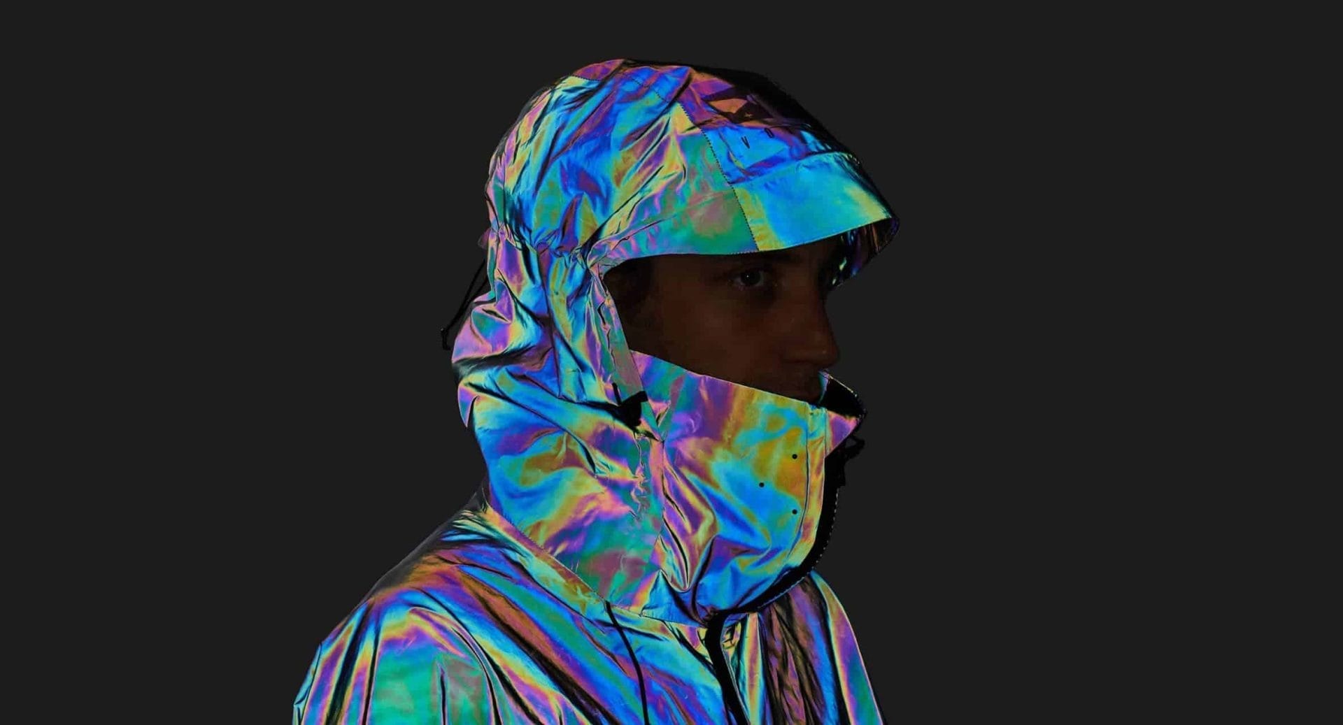 Deze reflecterende jas is gemaakt van glas 41 Reflecterende jas van Vollebak