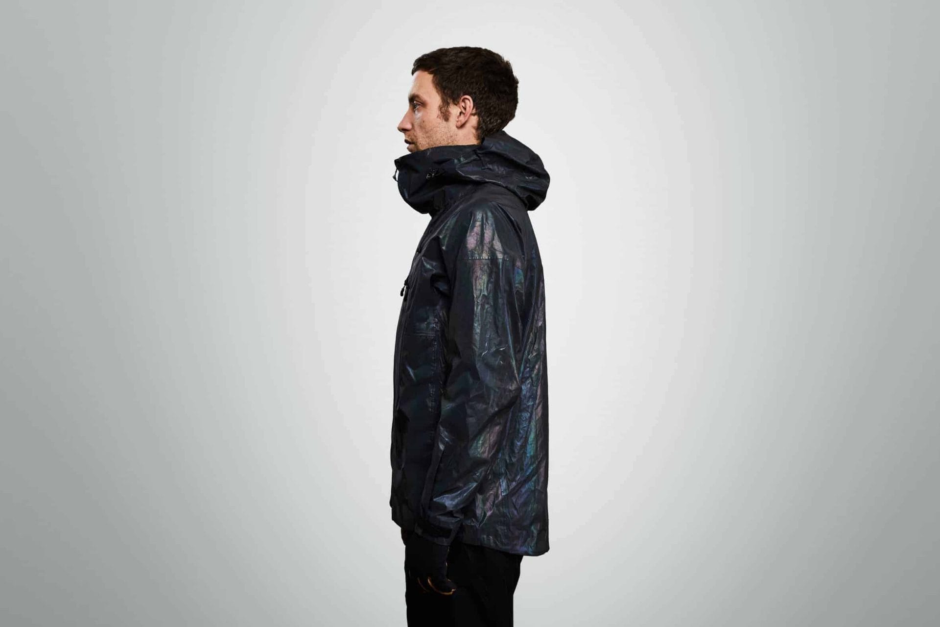 Deze reflecterende jas is gemaakt van glas 45 Reflecterende jas van Vollebak