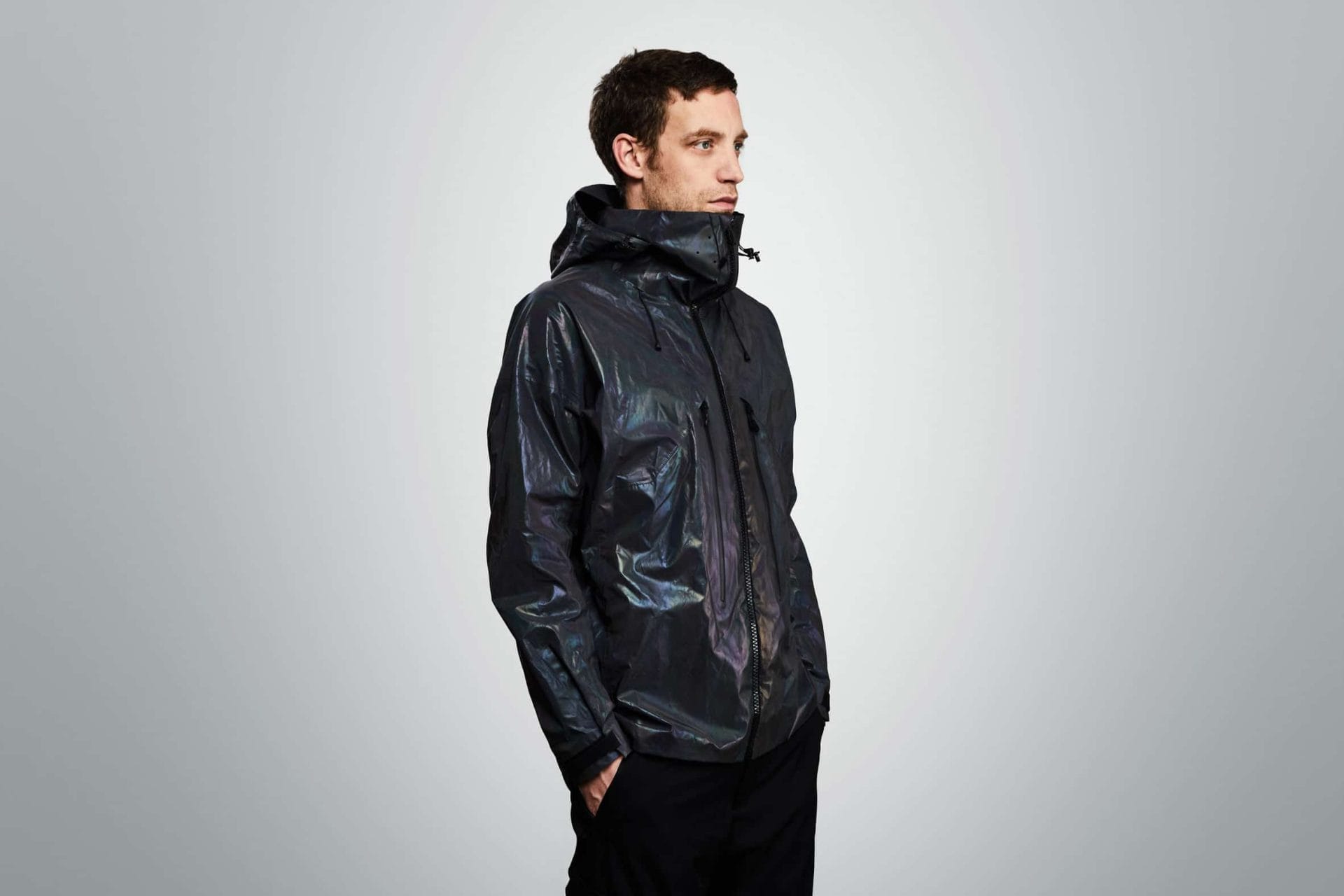 Deze reflecterende jas is gemaakt van glas 46 Reflecterende jas van Vollebak