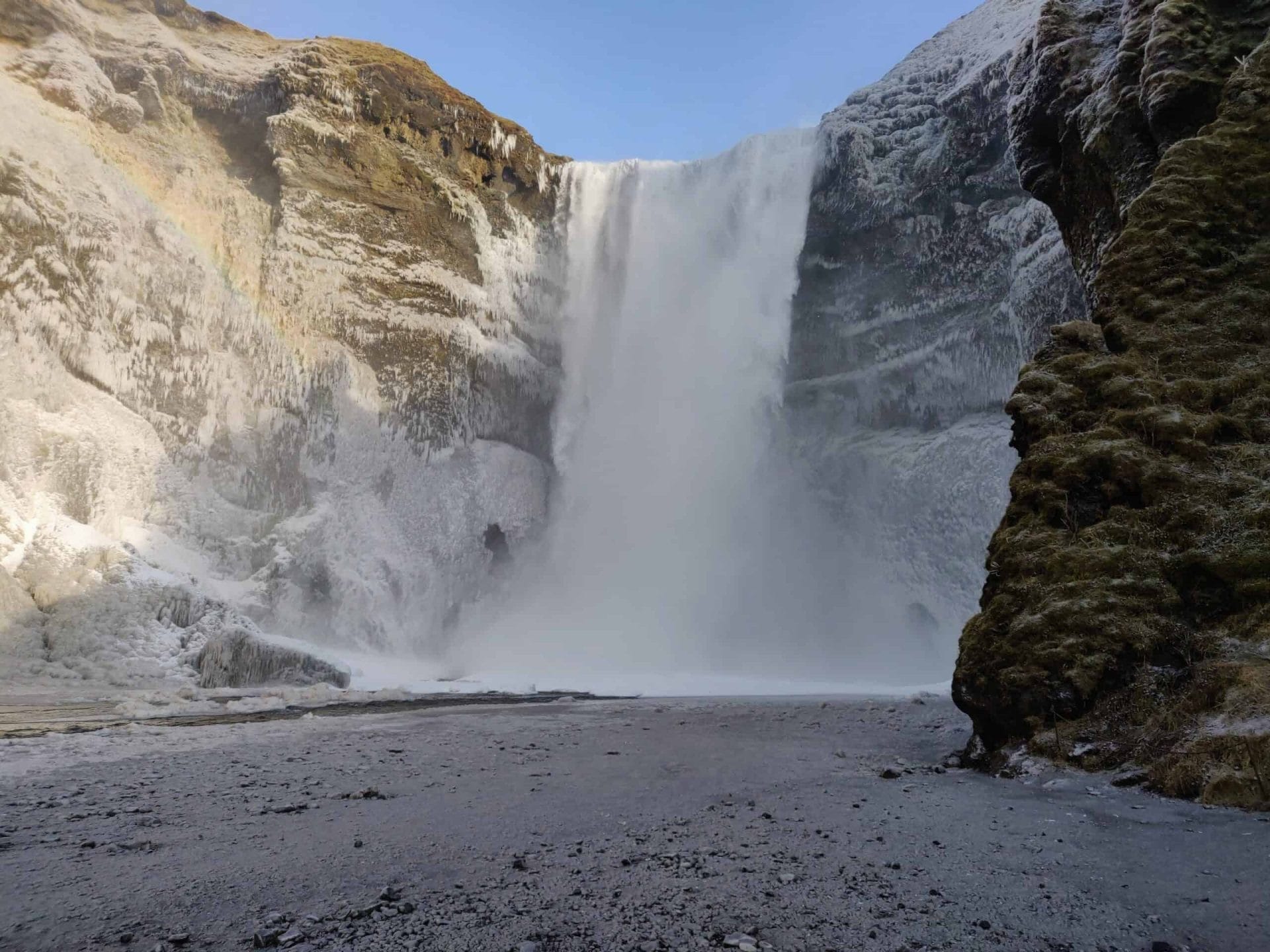 Veel watervallen zoals deze Skógafoss zijn heel makkelijk te bereiken met de auto