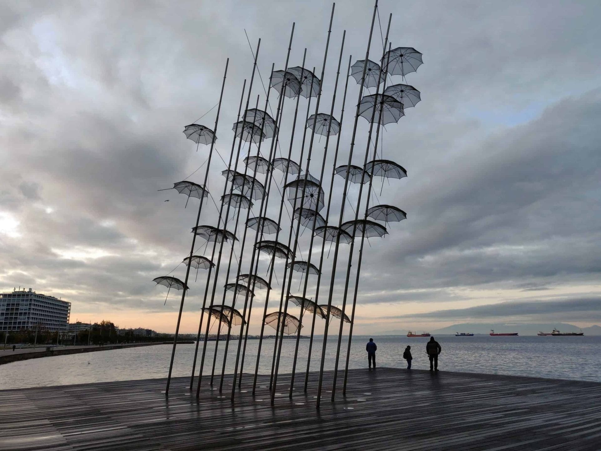 Umbrellas van kunstenaar George Zongolopoulos