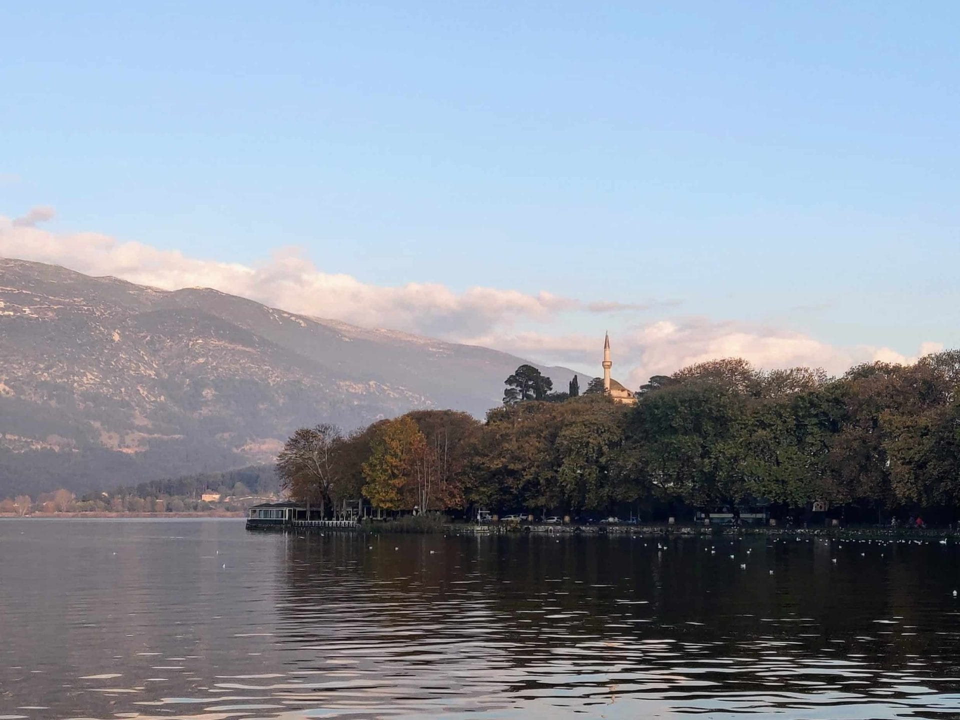 Uitzicht op het meer en de Aslan Pasha Moskee