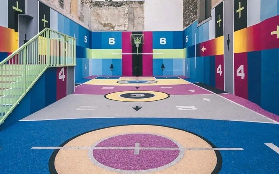 Het nieuwe basketbalveld van Pigalle in Parijs