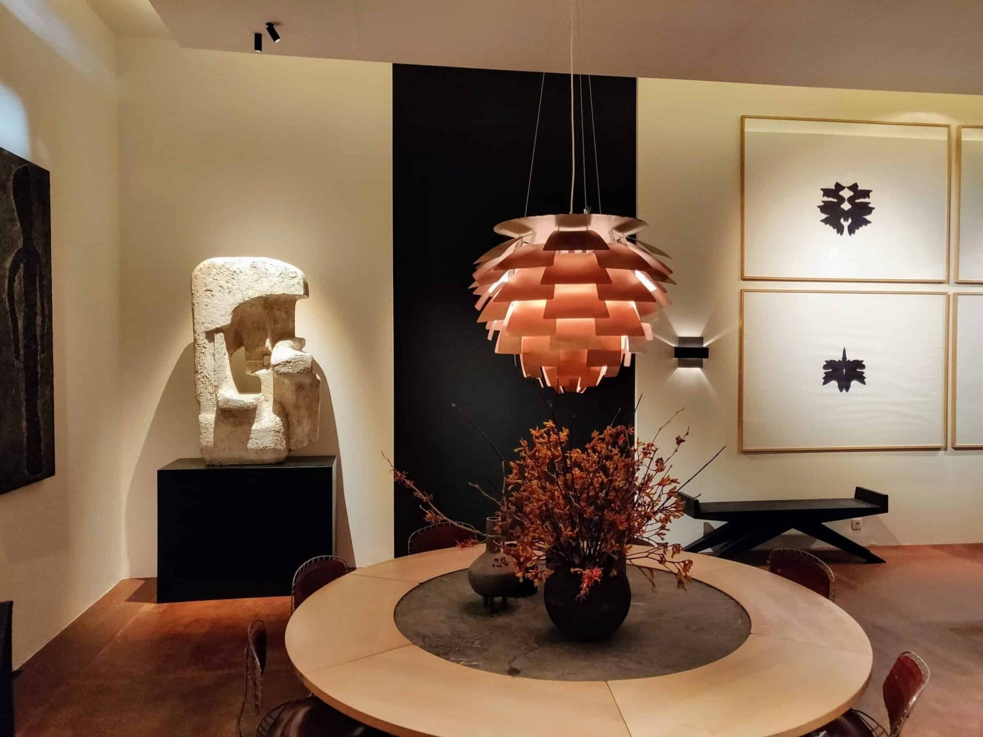 De stand van hoofdsponsor Delen Bank staat vol met kunst en design