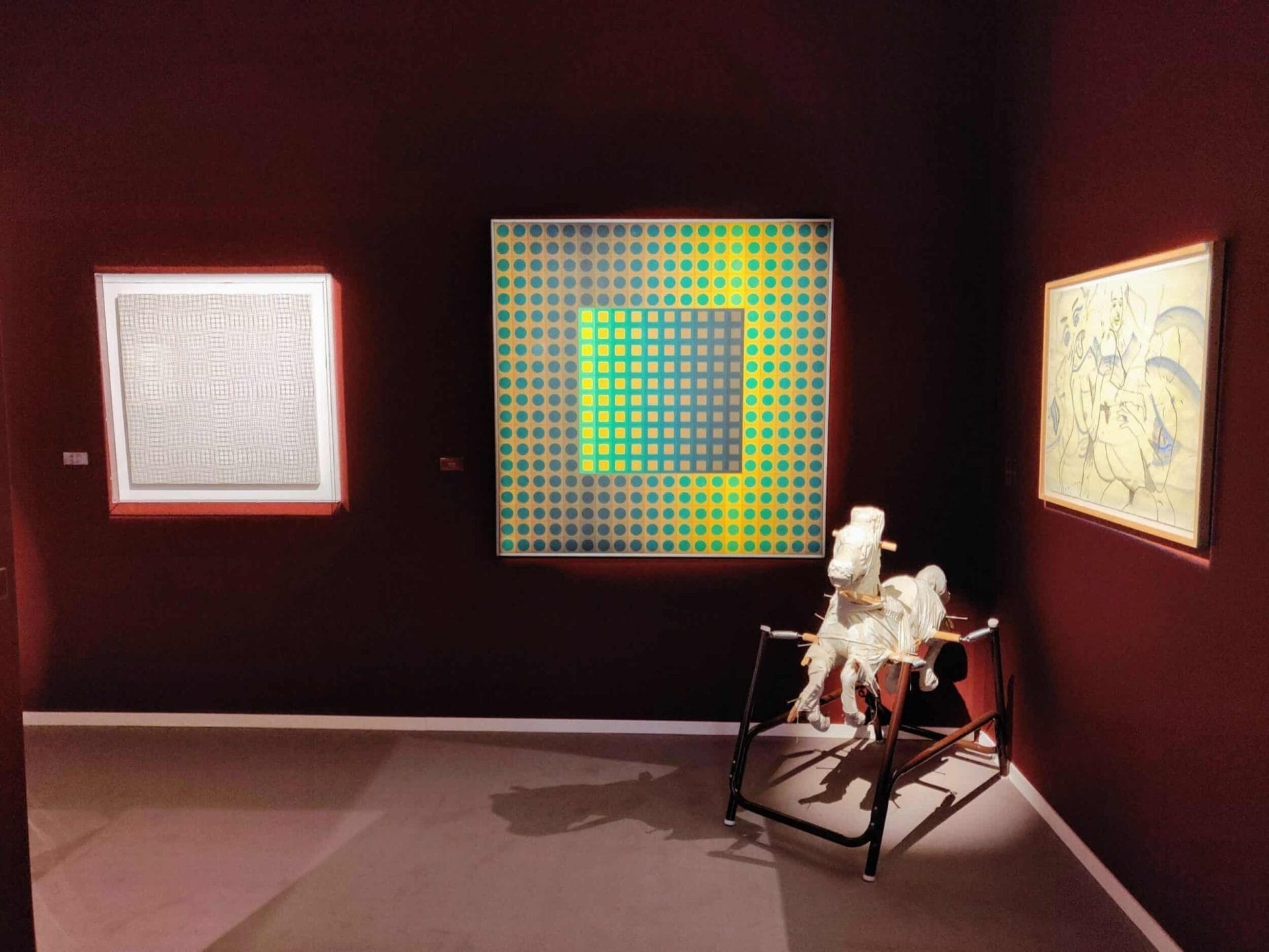 Mooi hoekje bij Omer Tiroche Gallerymet een werk van Victor Vasarely als middelpunt