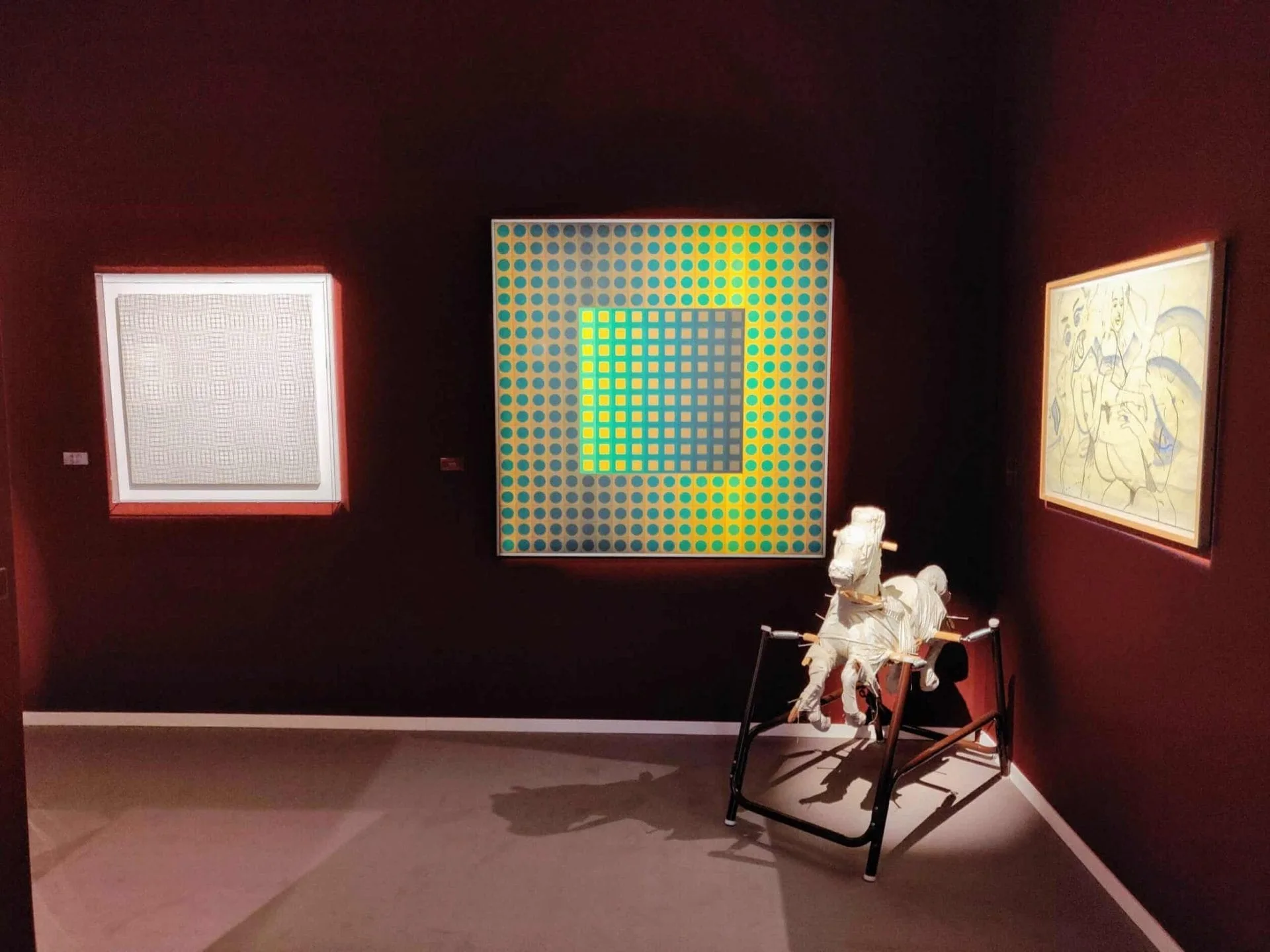 Mooi hoekje bij Omer Tiroche Gallerymet een werk van Victor Vasarely als middelpunt