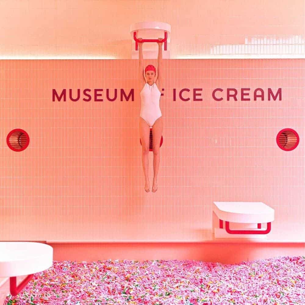 Maria Svarbova in het Museum of Ice Cream New York