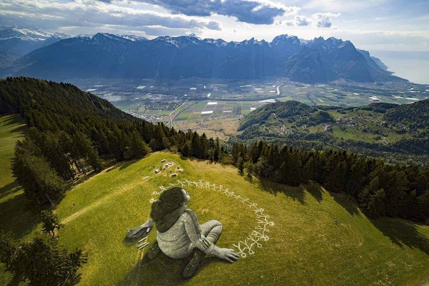 Kunstenaar Saype tekent in de Zwitserse bergen