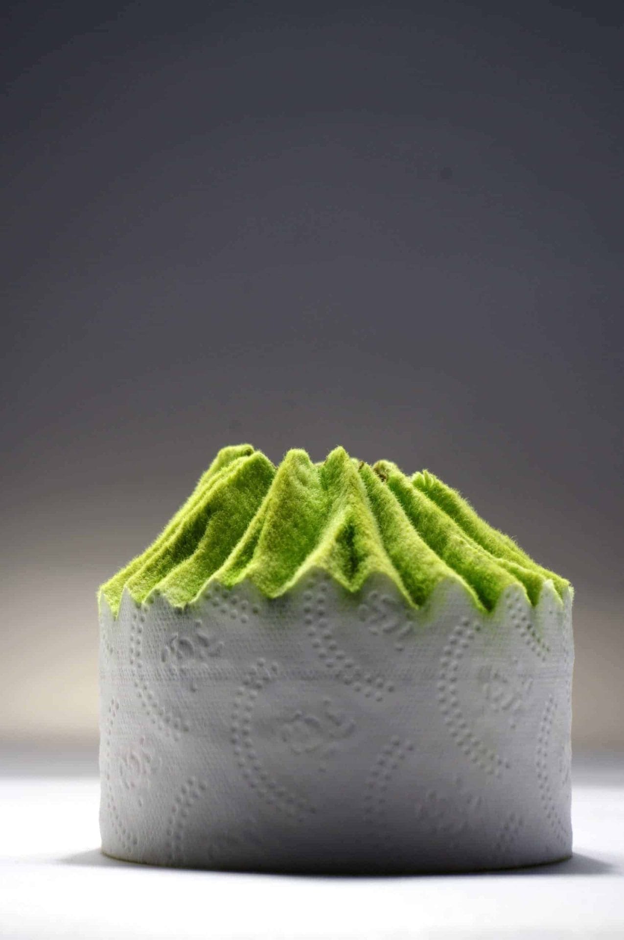 Guy Laramée maakt vulkanen van wc-rollen 41 Guy Laramée maakt vulkanen van wc-rollen