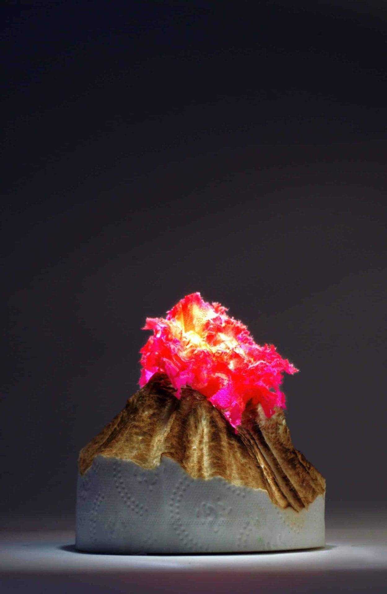 Guy Laramée maakt vulkanen van wc-rollen 43 Guy Laramée maakt vulkanen van wc-rollen