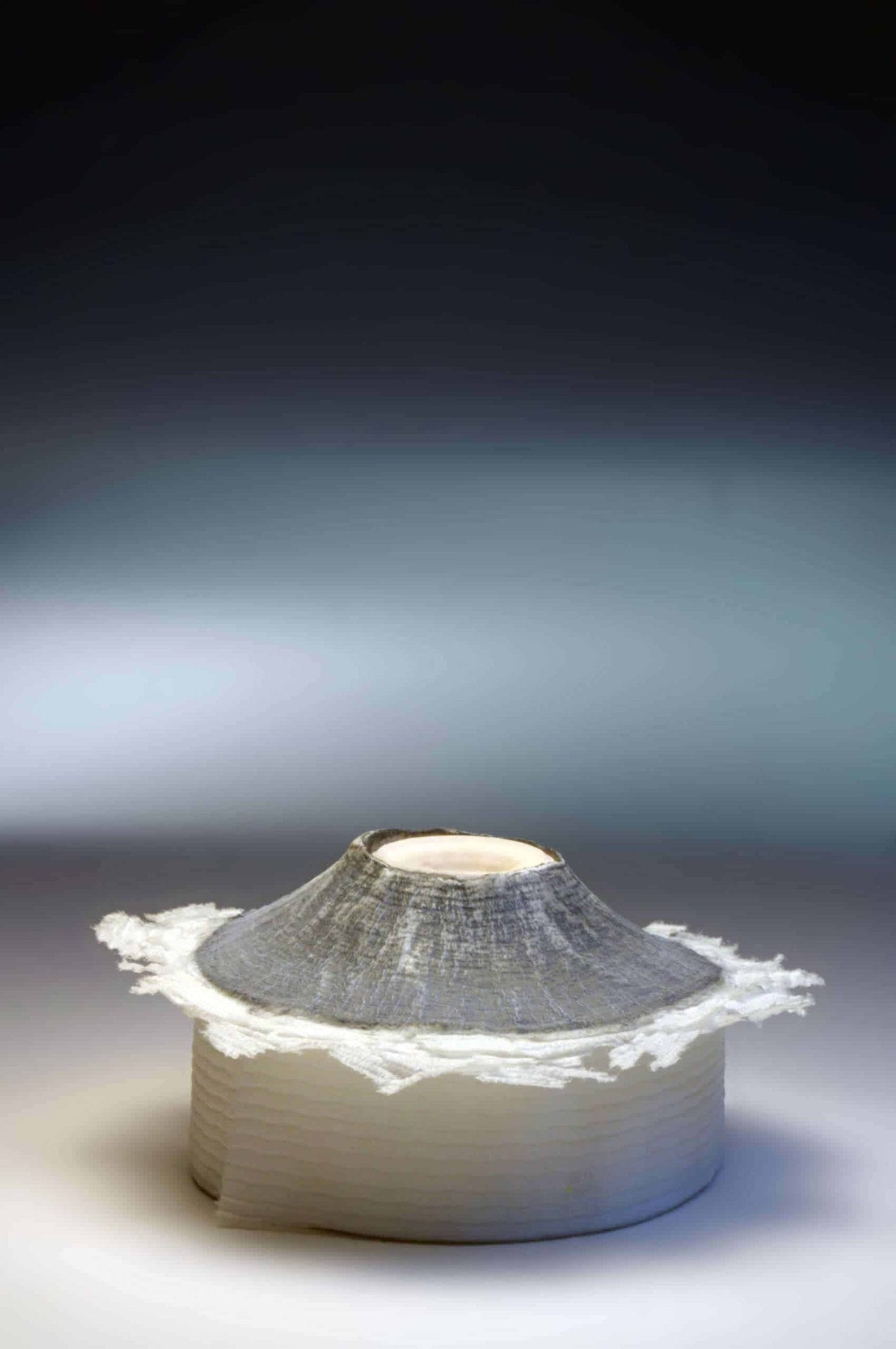 Guy Laramée maakt vulkanen van wc-rollen 45 Guy Laramée maakt vulkanen van wc-rollen