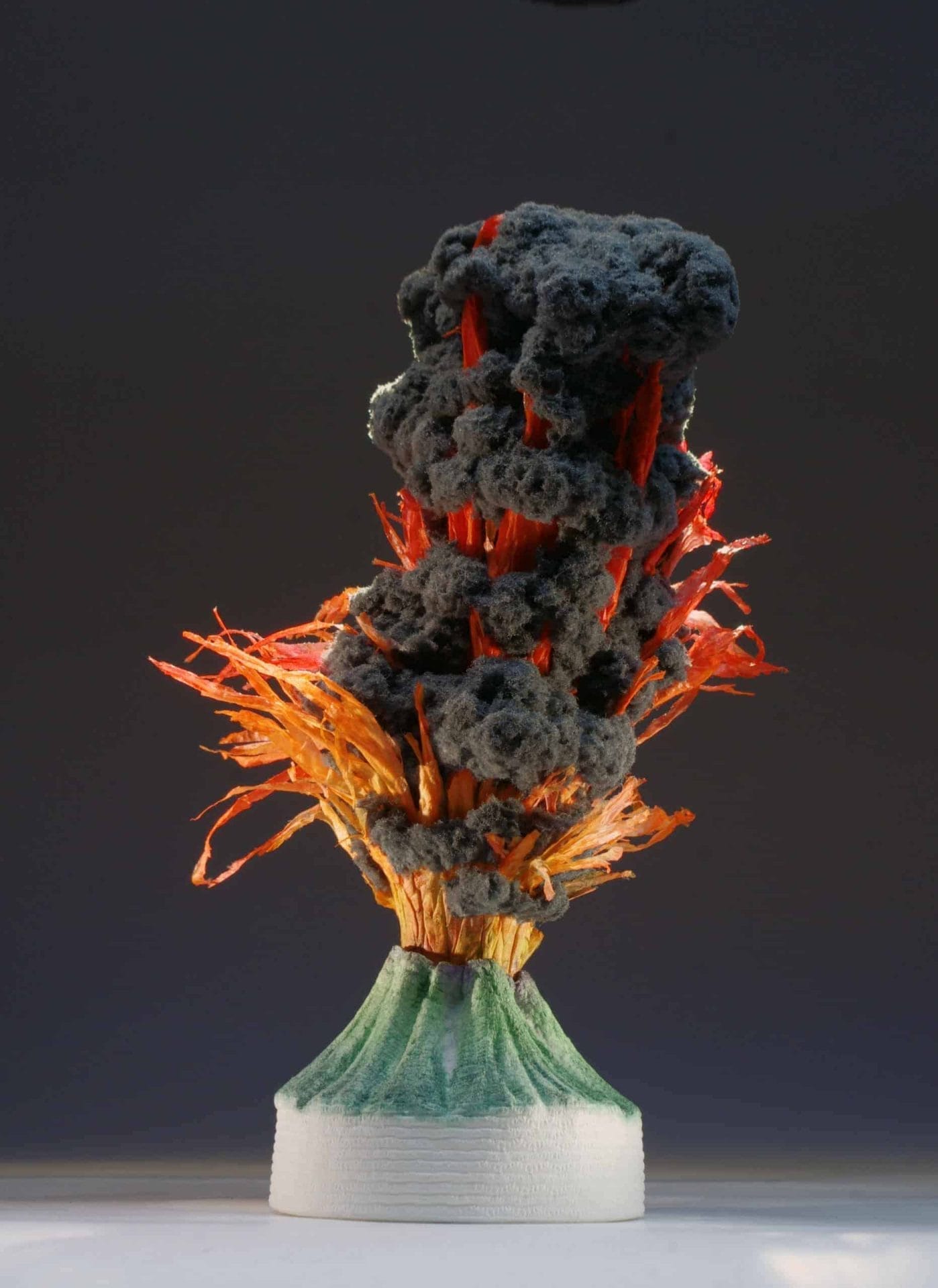 Guy Laramée maakt vulkanen van wc-rollen 46 Guy Laramée maakt vulkanen van wc-rollen