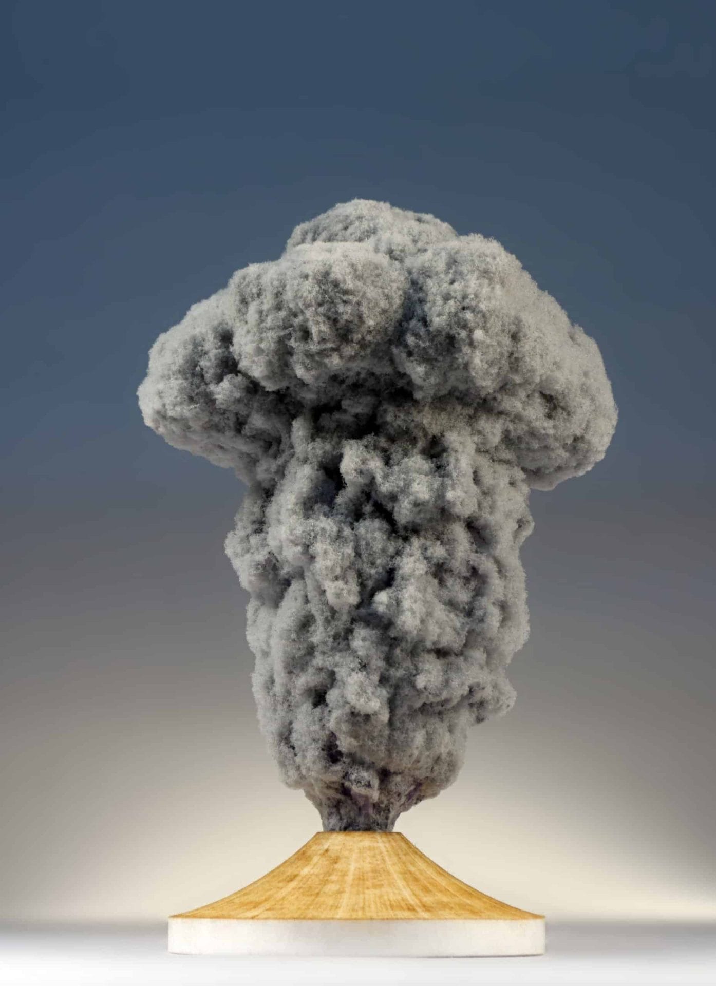 Guy Laramée maakt vulkanen van wc-rollen 47 Guy Laramée maakt vulkanen van wc-rollen