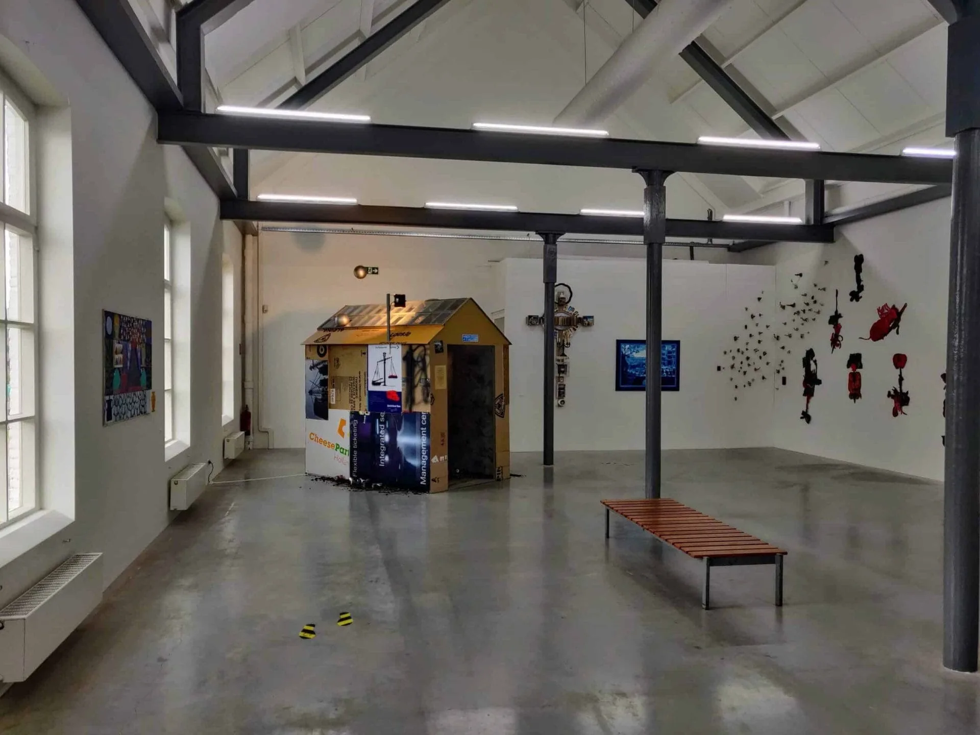 Overzicht van de expositie Lucas Gassel Revisited in De Cacaofabriek met diverse installaties en moderne kunstwerken