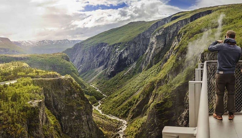 Brug over de Vøringsfossen in Noorwegen