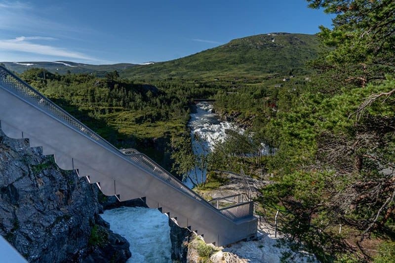 Brug over de Vøringsfossen in Noorwegen