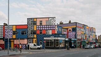 Beschilderd huizenblok van Camille Walala
