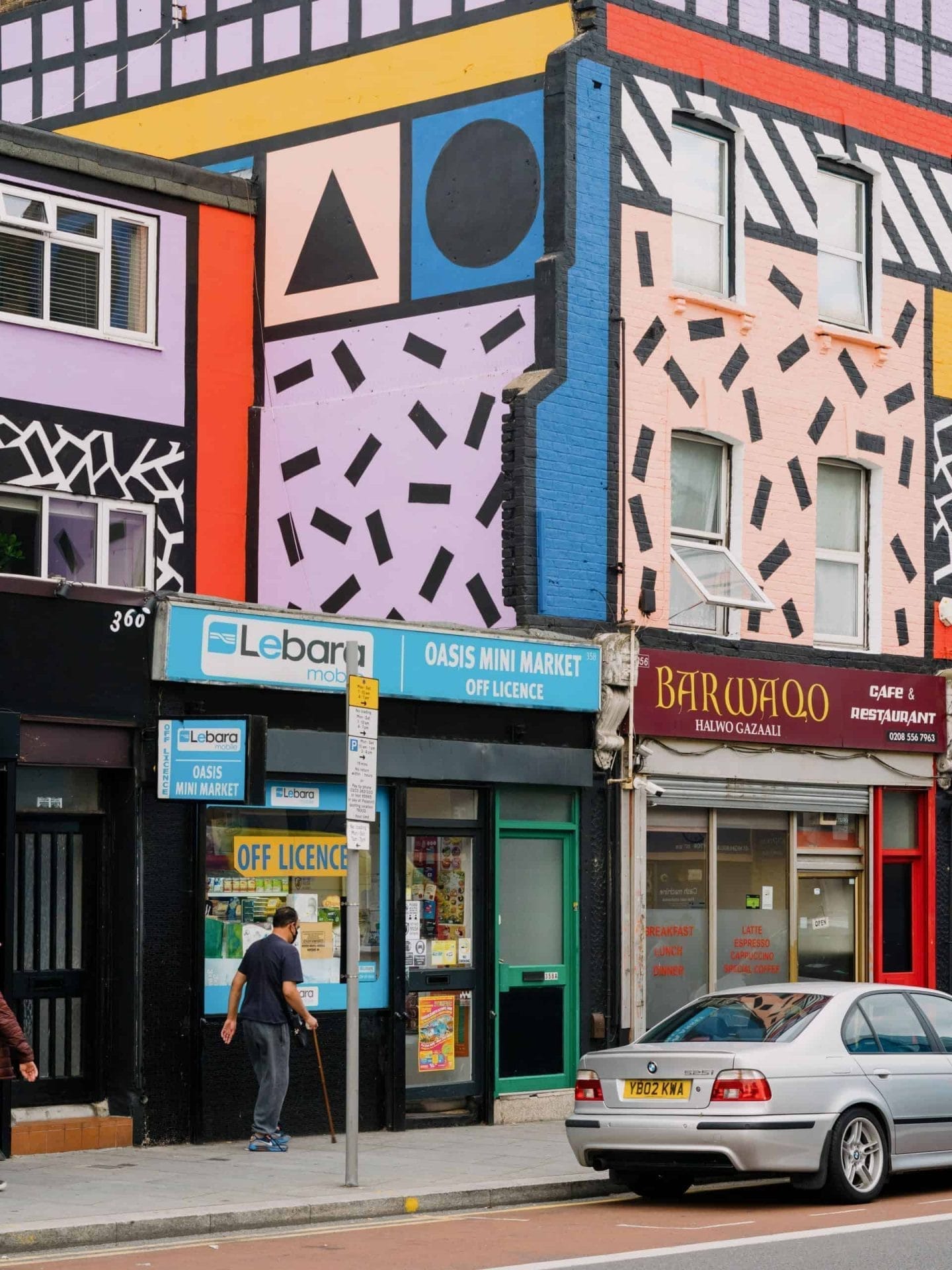 Camille Walala geeft kleur aan huizenblok in Leyton 47 Beschilderd huizenblok van Camille Walala