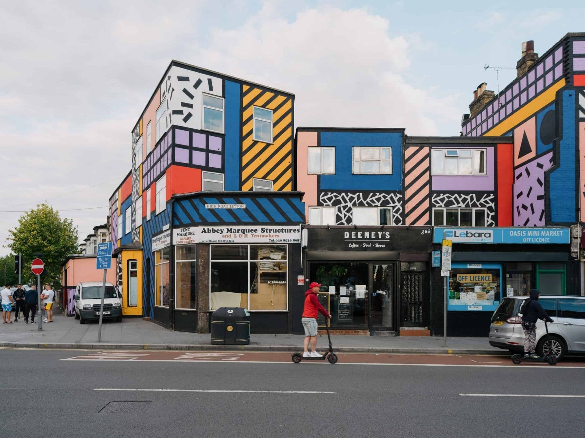 Camille Walala geeft kleur aan huizenblok in Leyton 46 Beschilderd huizenblok van Camille Walala