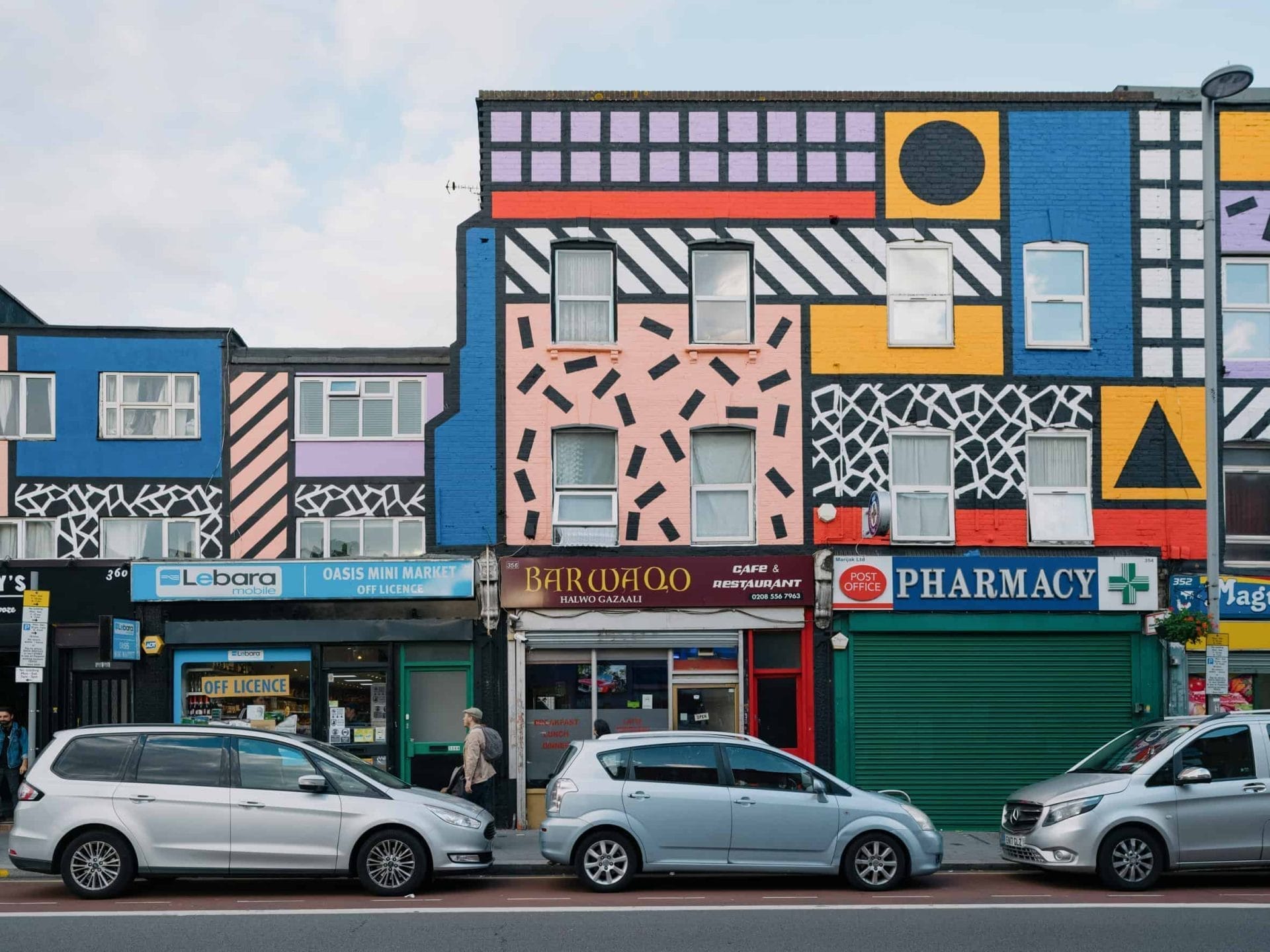 Camille Walala geeft kleur aan huizenblok in Leyton 45 Beschilderd huizenblok van Camille Walala