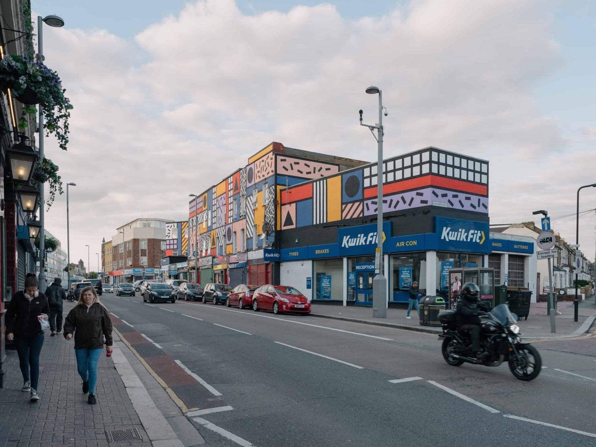 Camille Walala geeft kleur aan huizenblok in Leyton 43 Beschilderd huizenblok van Camille Walala