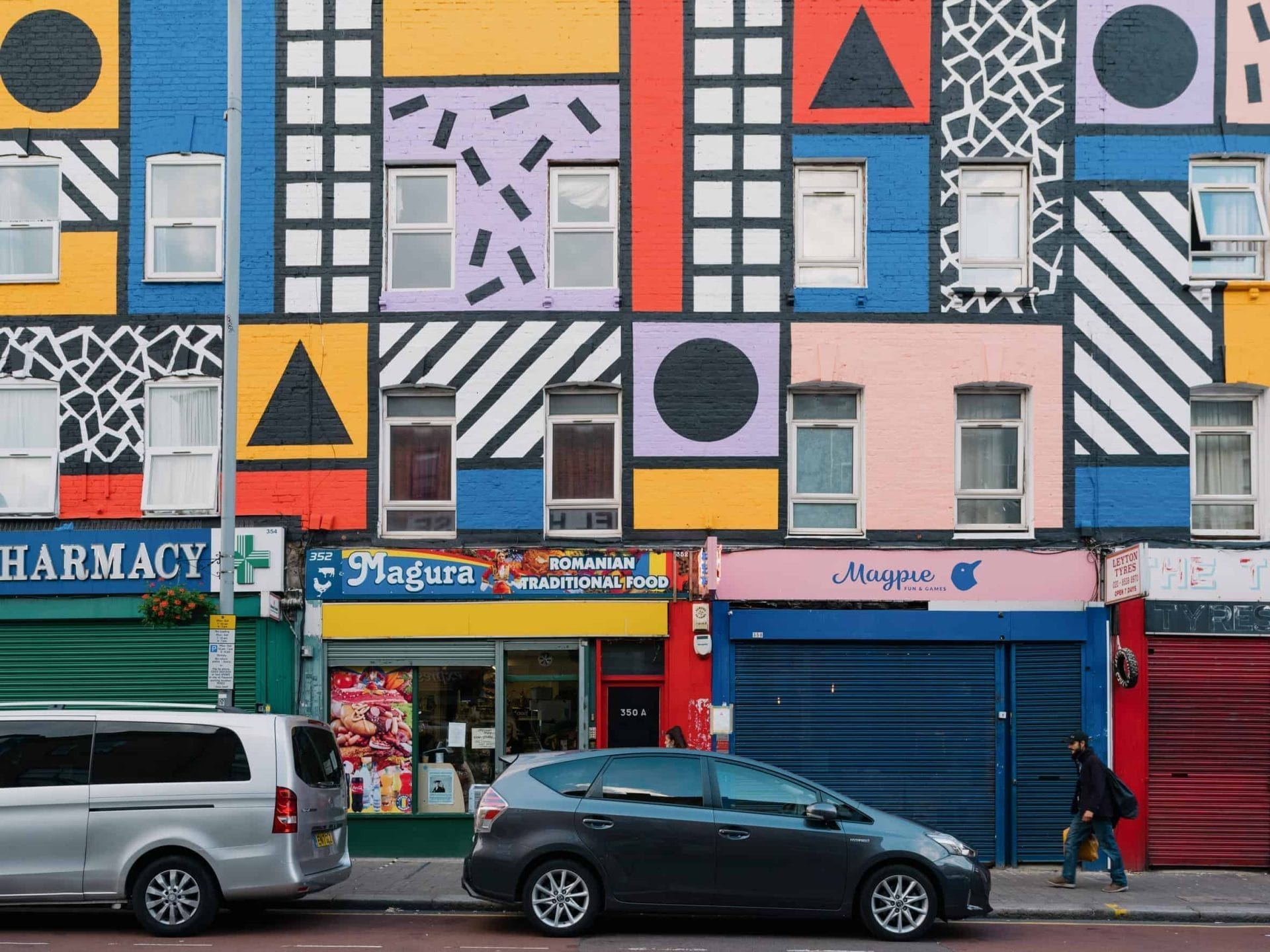 Camille Walala geeft kleur aan huizenblok in Leyton 41 Beschilderd huizenblok van Camille Walala