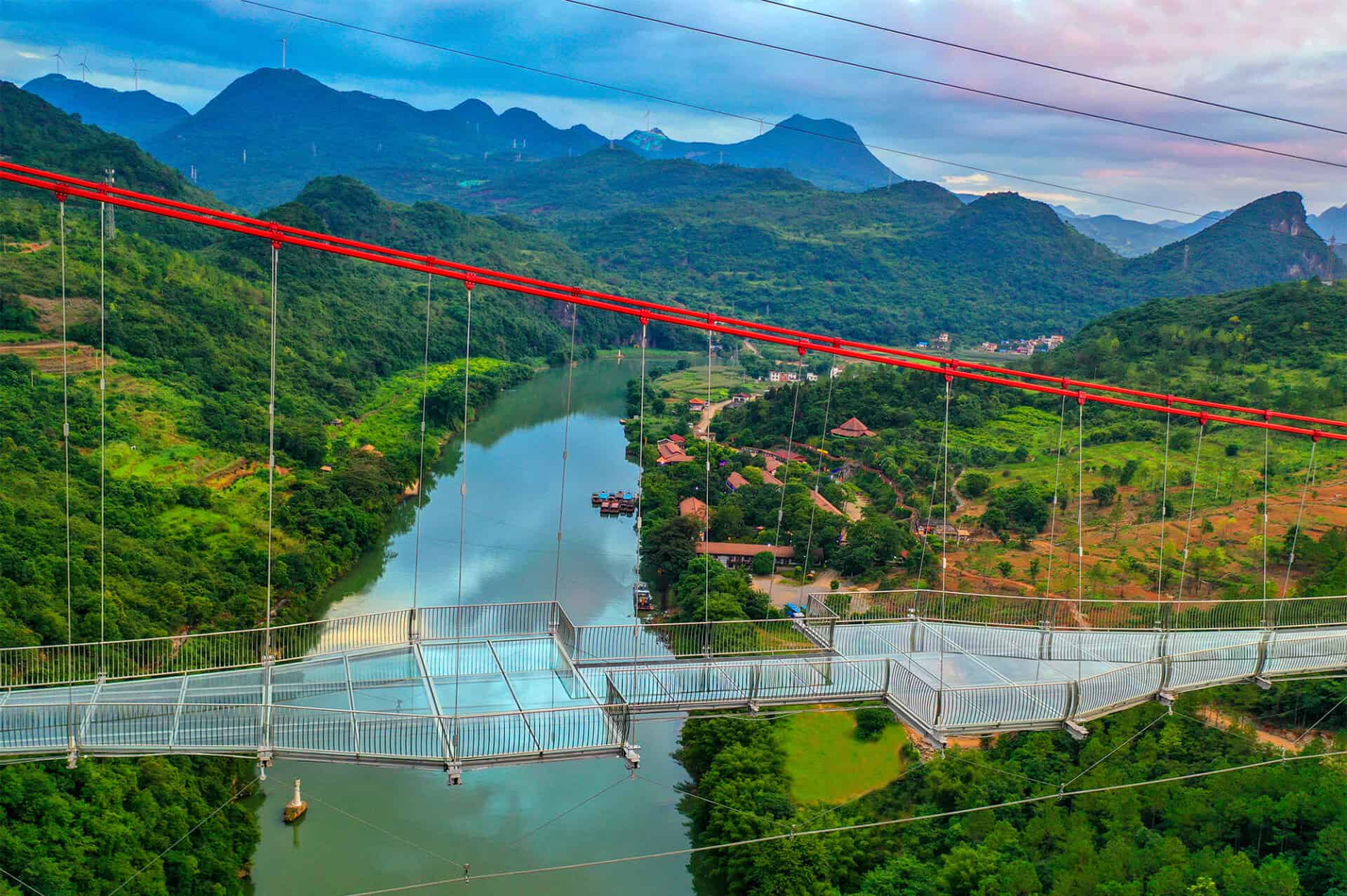Langste glazen brug ter wereld