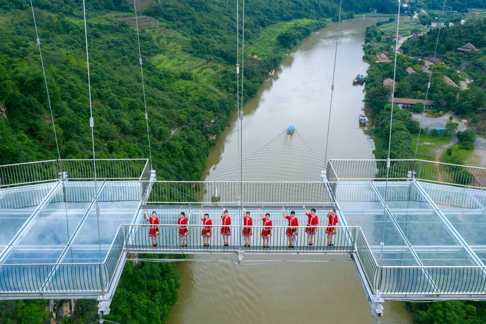 Langste glazen brug ter wereld