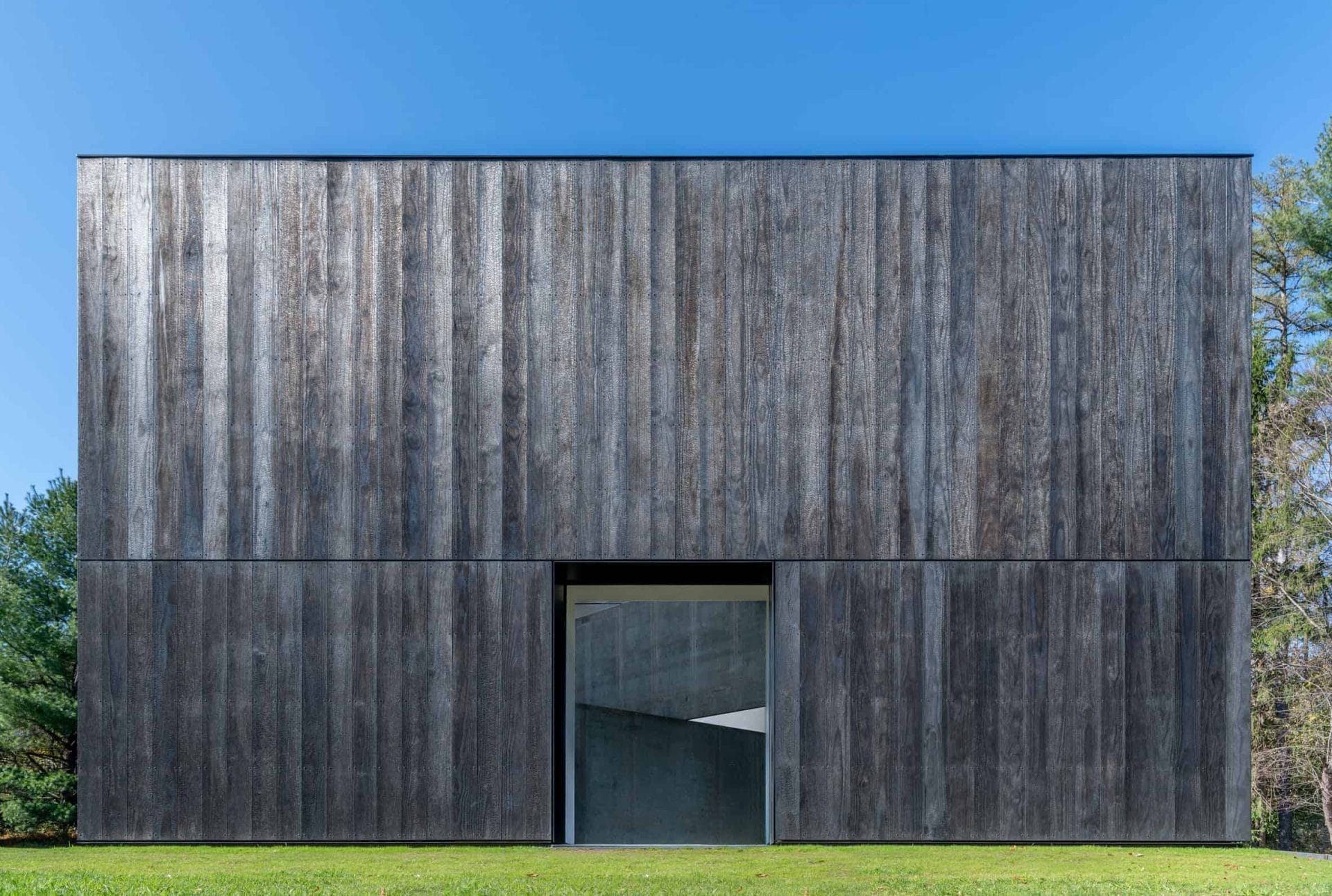 Houten paviljoen voor sculptuur van Richard Serra