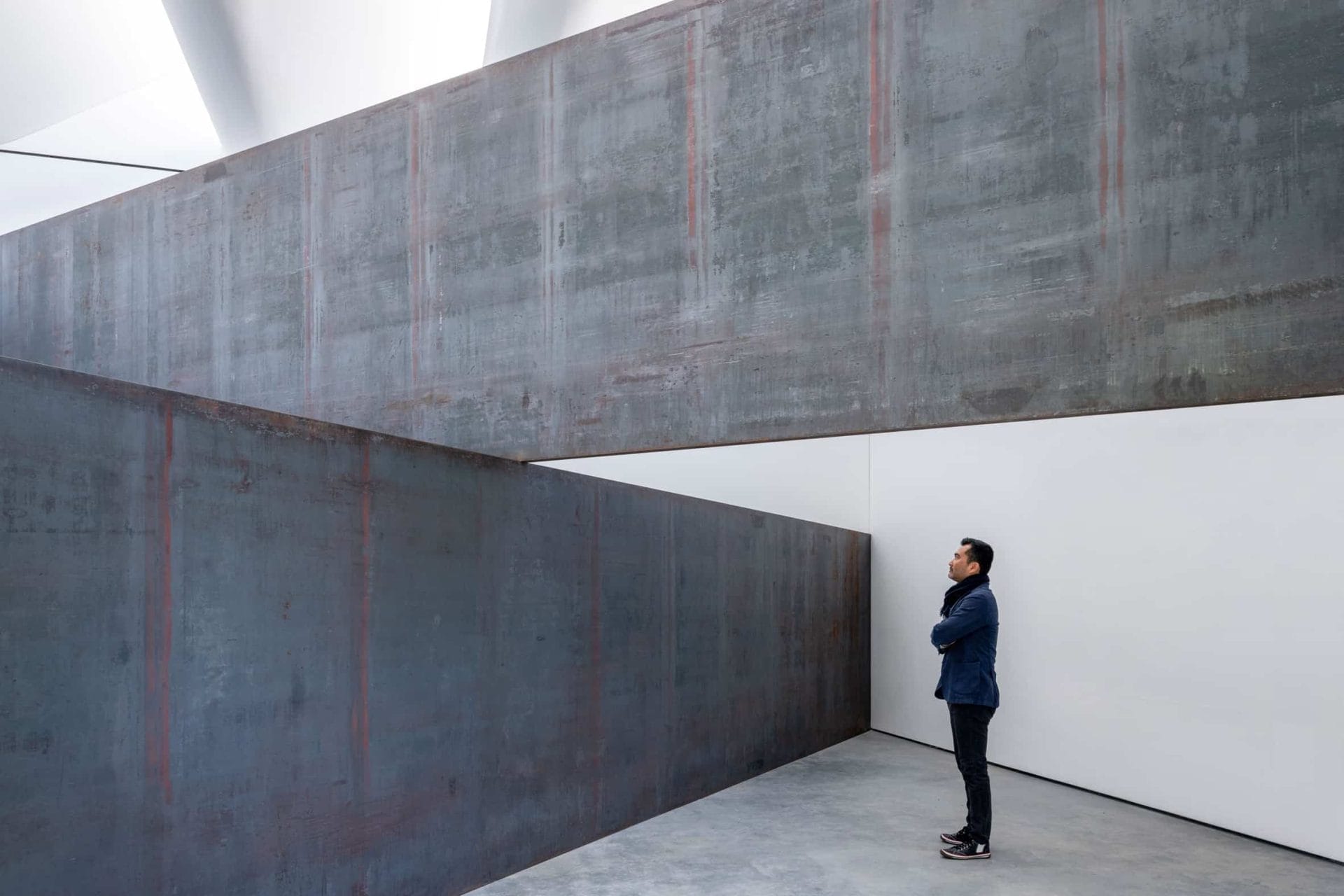 Houten paviljoen voor sculptuur van Richard Serra