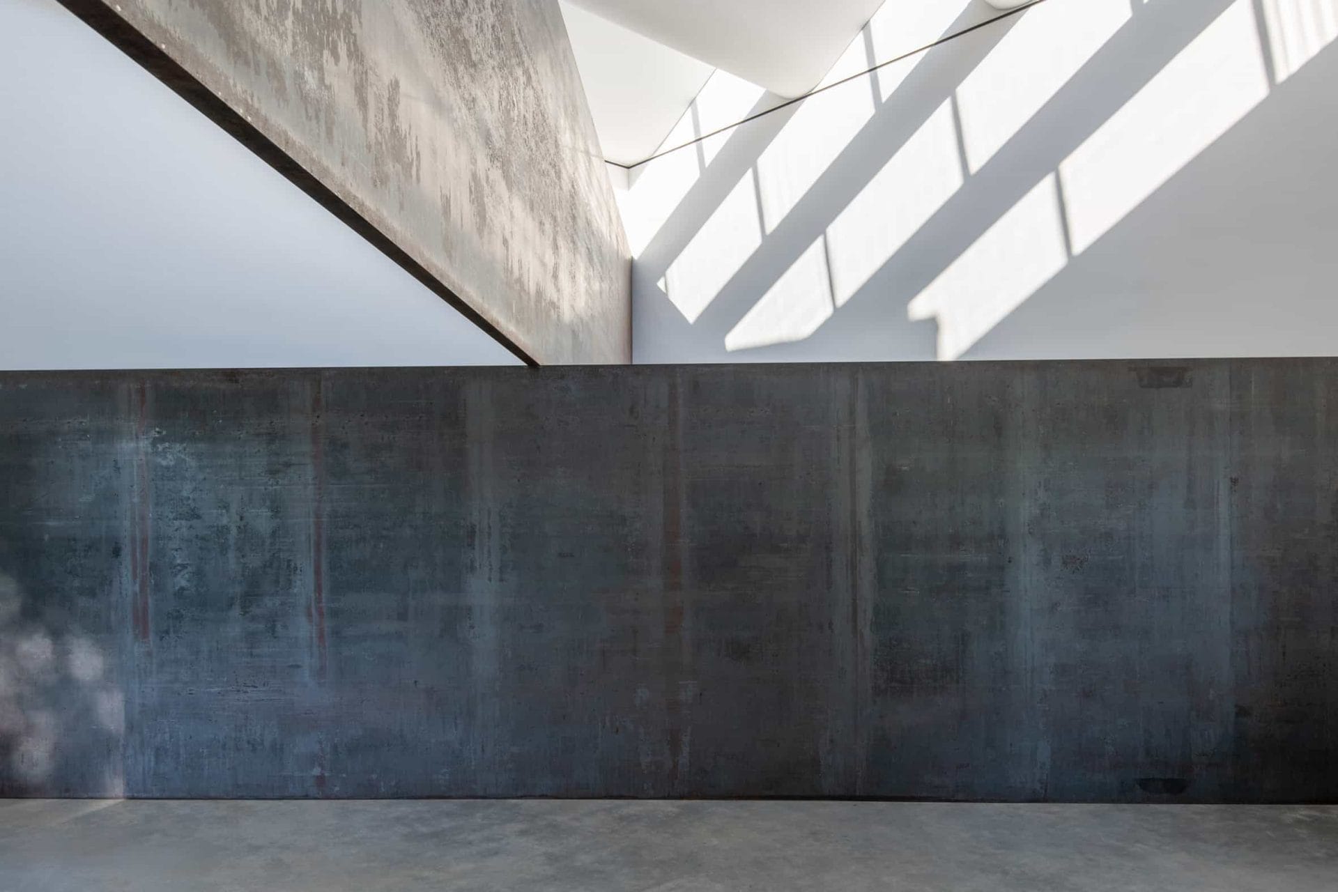 Houten paviljoen voor sculptuur van Richard Serra