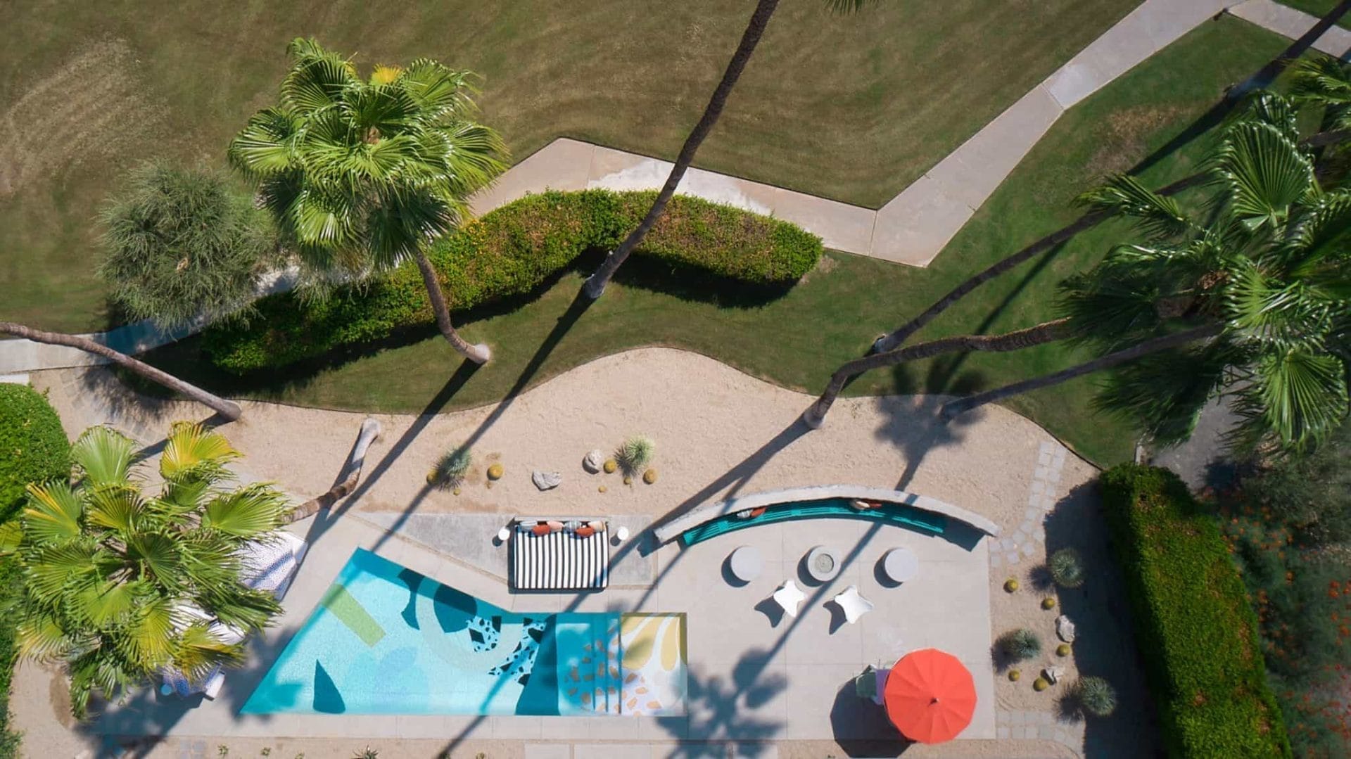 Kleurrijk zwembad van Alex Proba