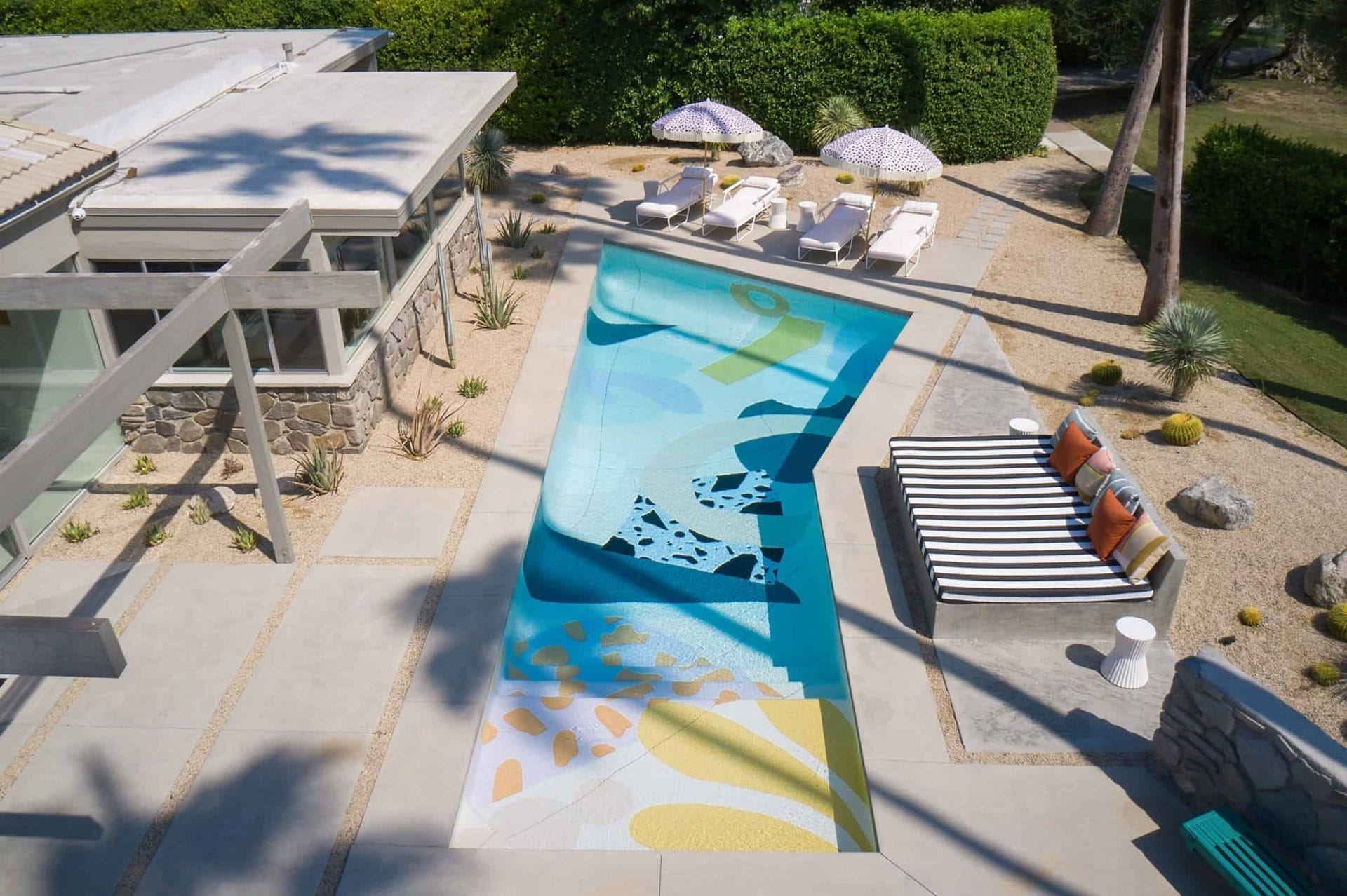 Kleurrijk zwembad van Alex Proba