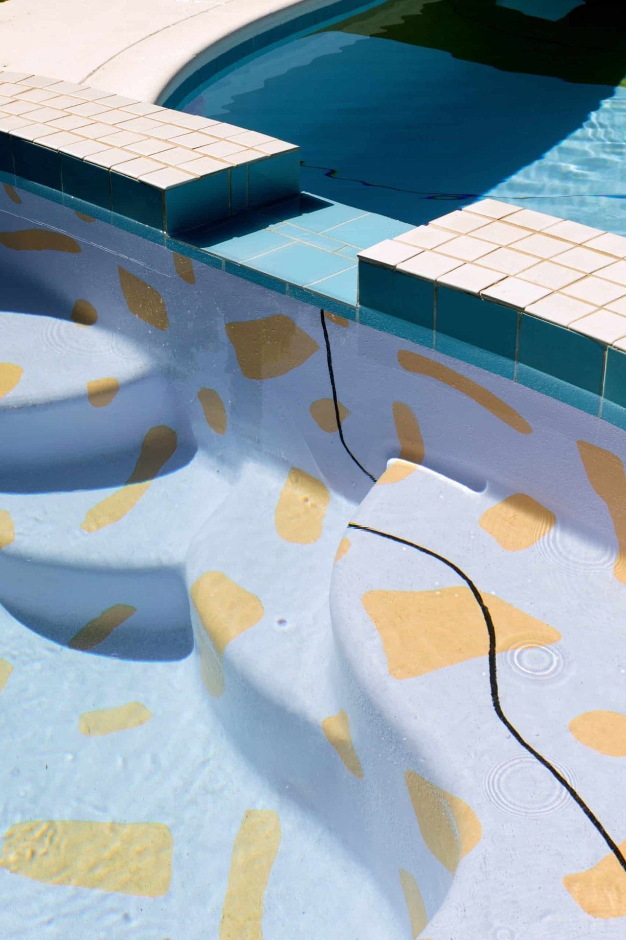 Kleurrijk zwembad van Alex Proba