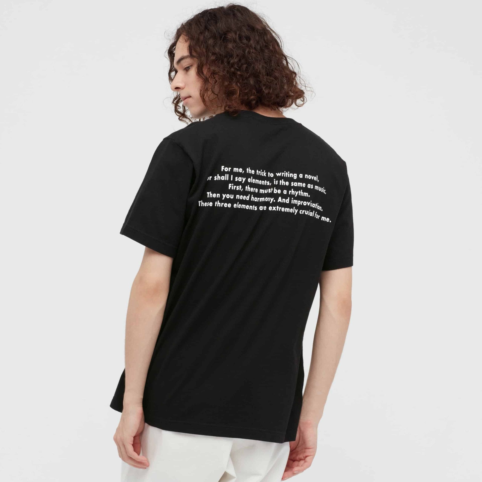 Uniqlo eert Haruki Murakami met collectie 52 Uniqlo x Haruki Murakami