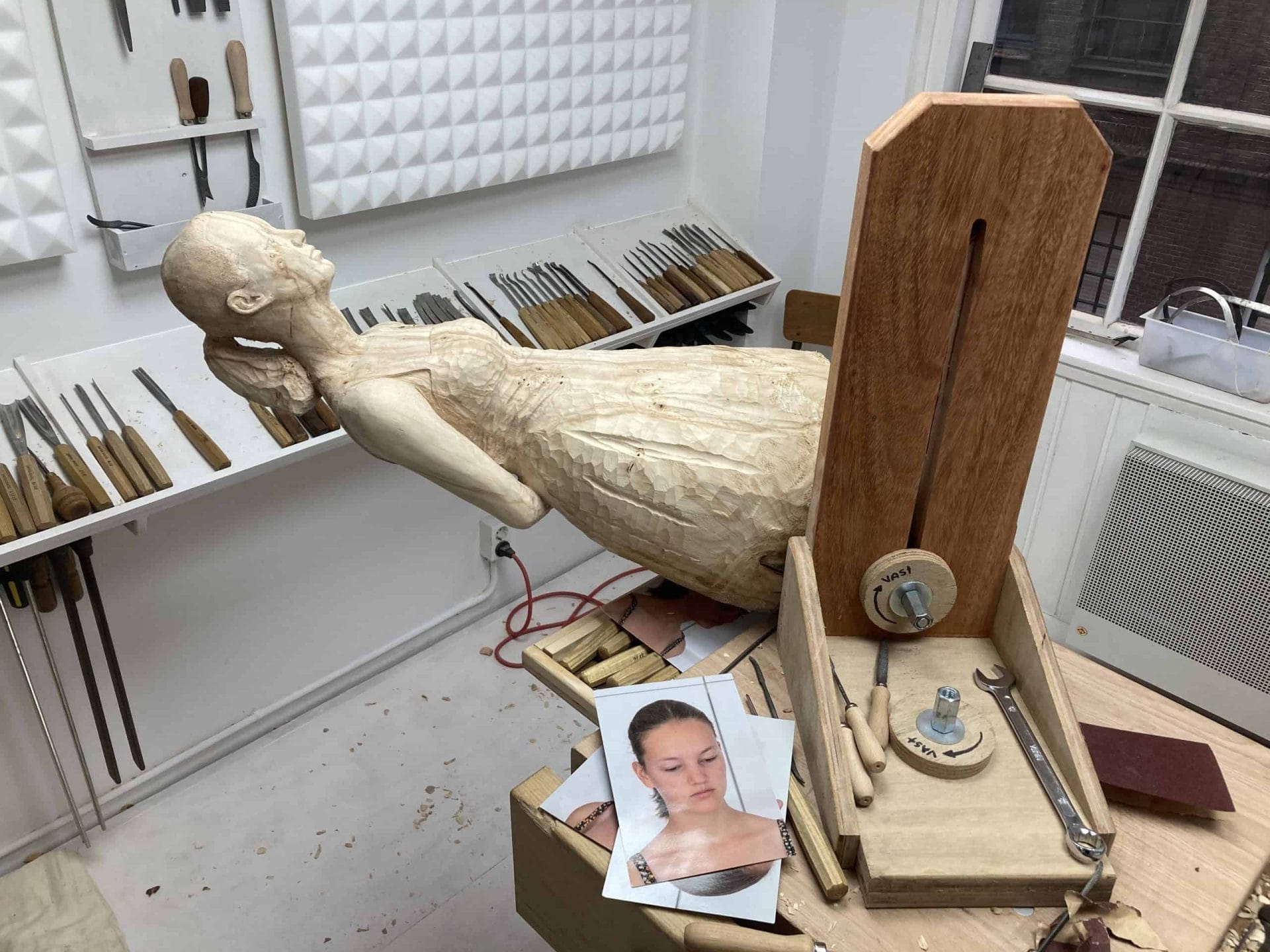 Houten sculptuur van Boris Paval Conen