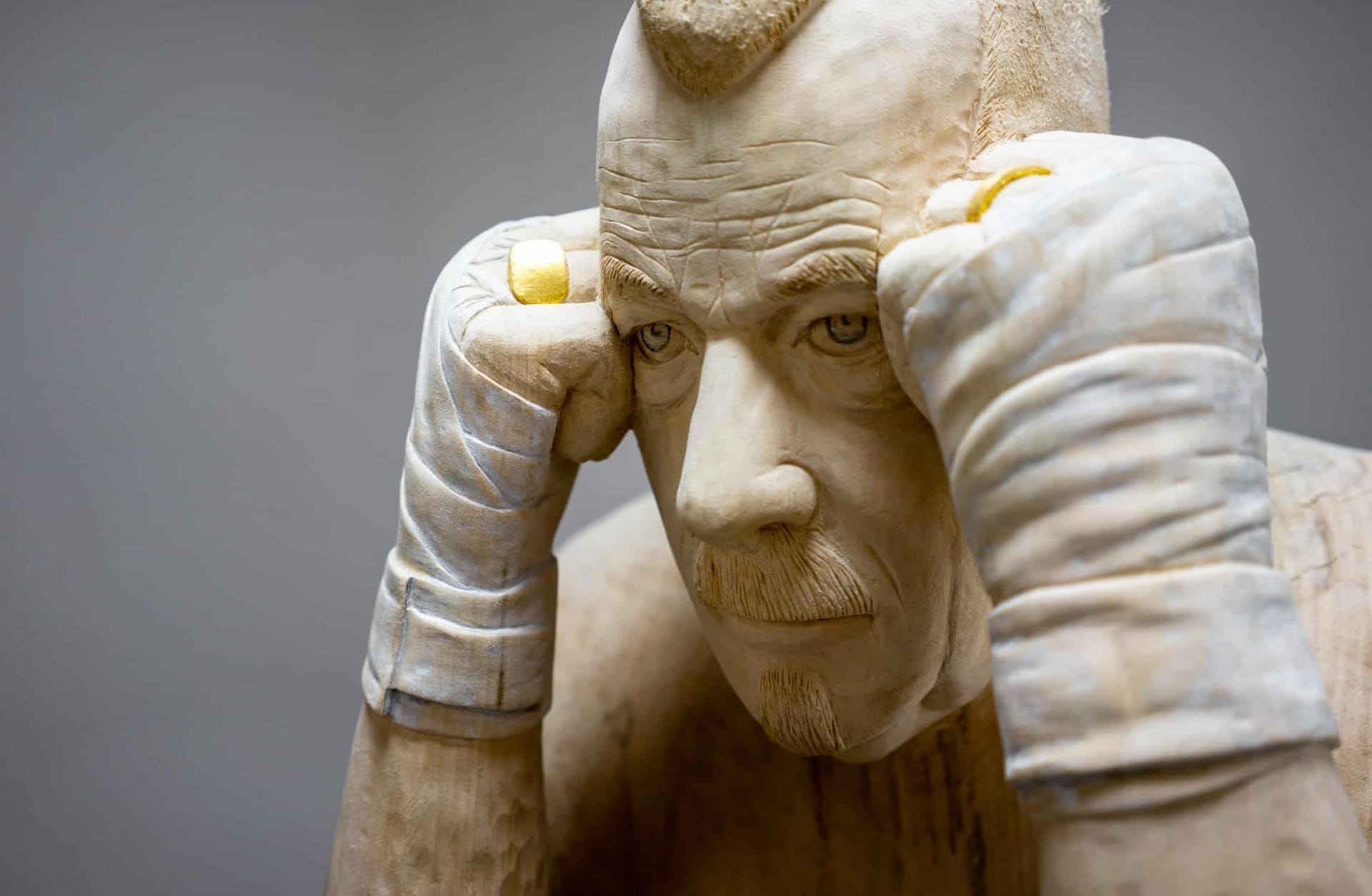 Houten sculptuur van Boris Paval Conen